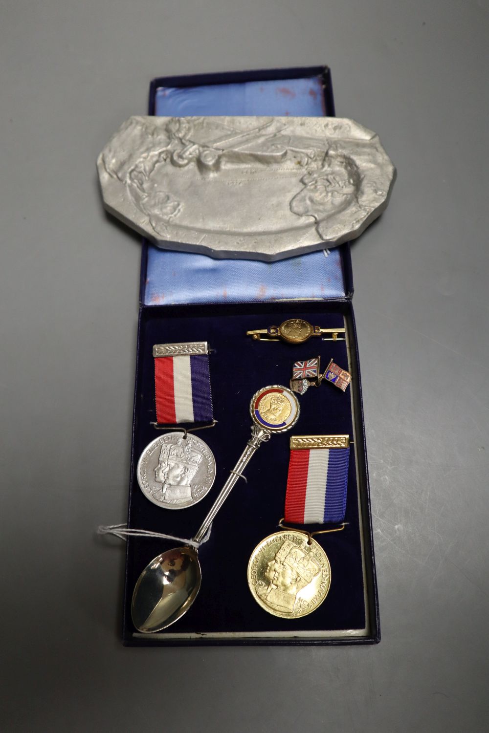 Miscellaneous memorabilia, including a Miss Columbia aluminium ashtray